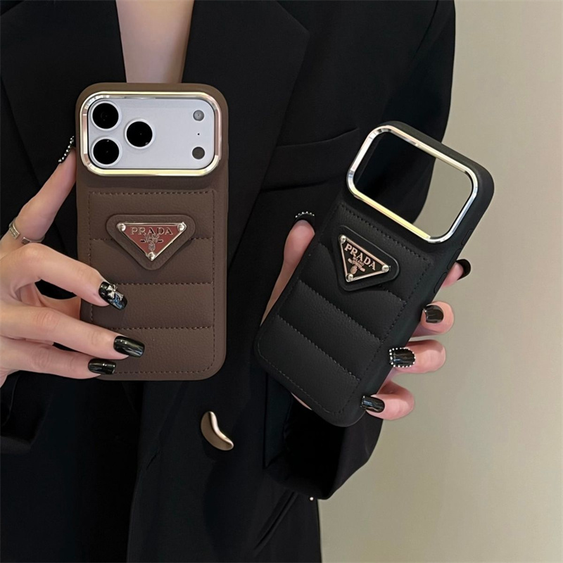 プラダ iphone17/17pro ケース ハイ ブランド ダウン prada スマホケース コピー iphone16/16pro ケース ペア ブランド iphone15promax/14pro ケース ブランド メンズ iphone13/12pro ケース レザー 秋冬